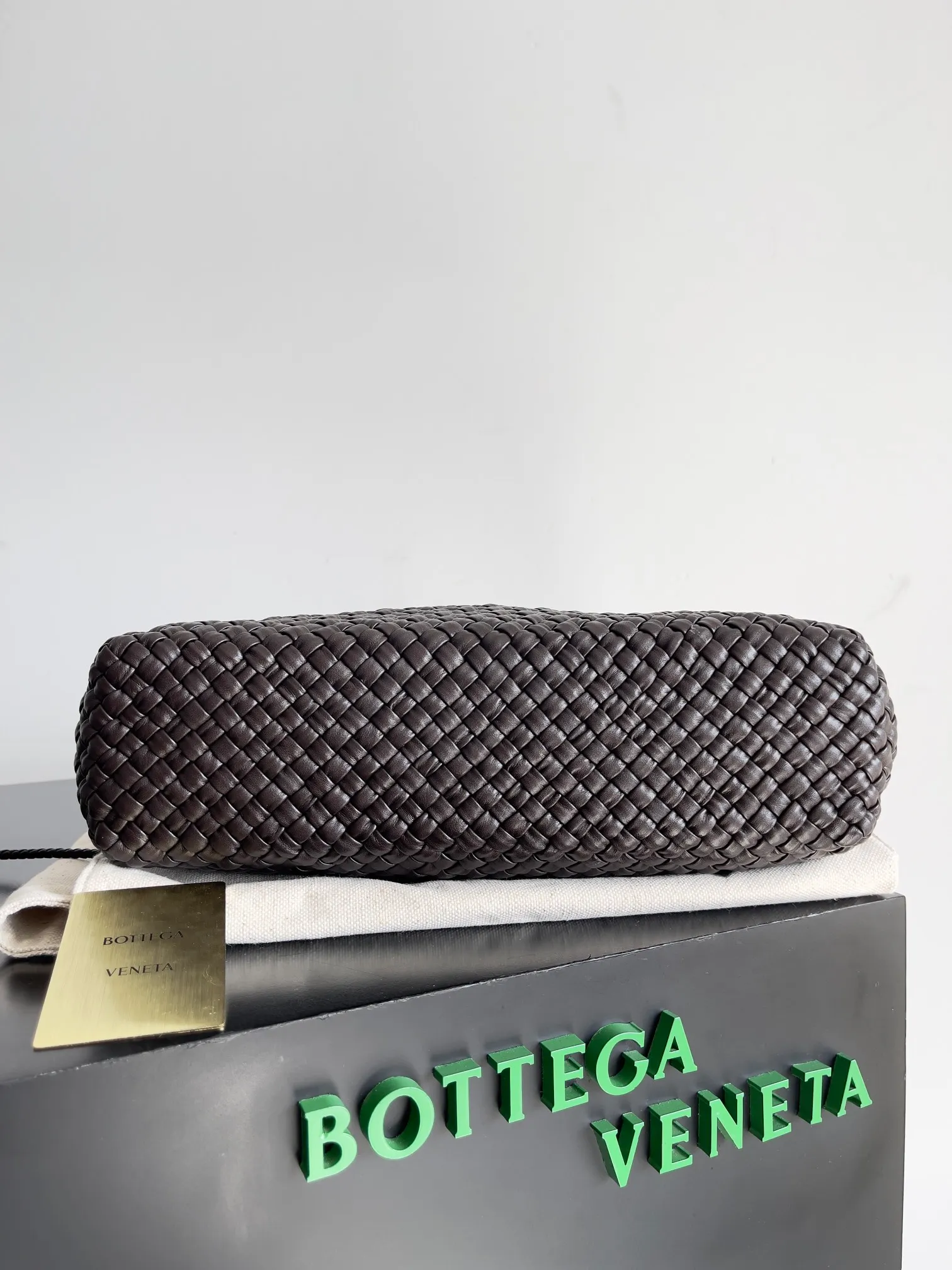 Batch 5760 BV collectible small woven handbags are really YYDS!! Bottega Veneta’s most classic small woven handbags are back! ! We use the highest quality leather with the highest craftsmanship❤️ to create the most expensive works. We have created the original Intrecciato leather weaving process❤️ This unique traditional exclusive leather weaving method has not only become our logo but also reflects the time-consuming and labor-intensive craftsmanship of our products❤️ The new TOSCA handbag must be a selection worth collecting🆕 Style number: 716974 Size: 27*9*18cm